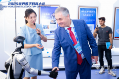 “银发”碰见AI学伴 数字手艺编织将来“